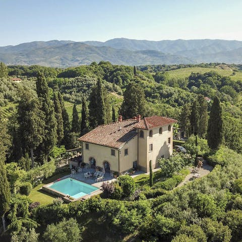 Be surrounded by the picturesque Tuscan countryside