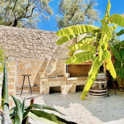 Cook for the family in outdoor kitchen