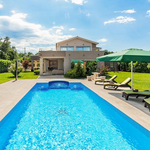 Relax in the Istrian sun by the private pool