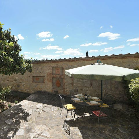 Enjoy alfresco breakfasts on the furnished patio