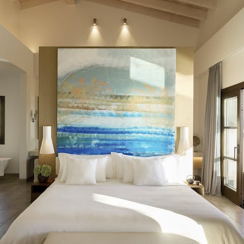 Wake up in the main bedroom feeling refreshed and rejuvenated