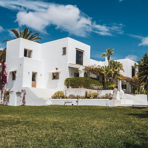 Gather your guests for a picnic in the sunshine on the lawn