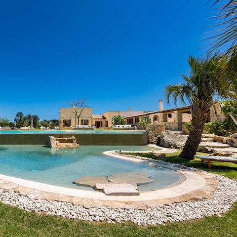 Take a cooling dip in the pool – outfitted with hydromassage seats