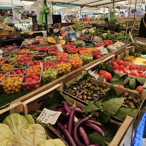 Shop for fresh produce at Campo de' Fiori market, right on your doorstep