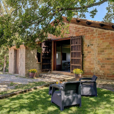 Sit out for drinks in the shade of the tree