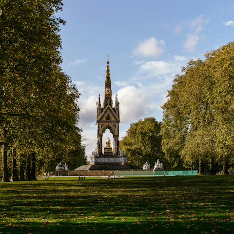 Savour afternoon strolls in  Hyde Park – just moments away