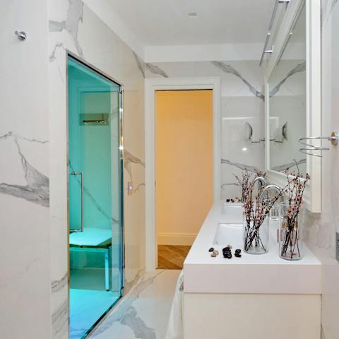 Relax sore muscles in the Turkish shower or freestanding bathtub