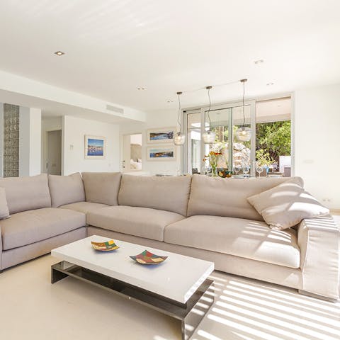 Get the gang together for chill out time on the massive L-shaped sofa in the light-filled living area