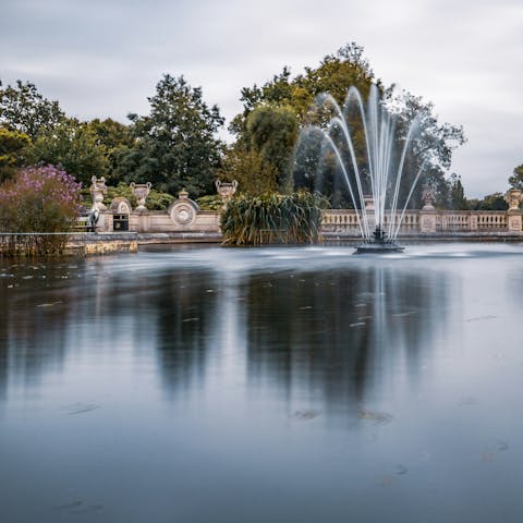 Take a short stroll to scenic Hyde Park – an oasis in the city