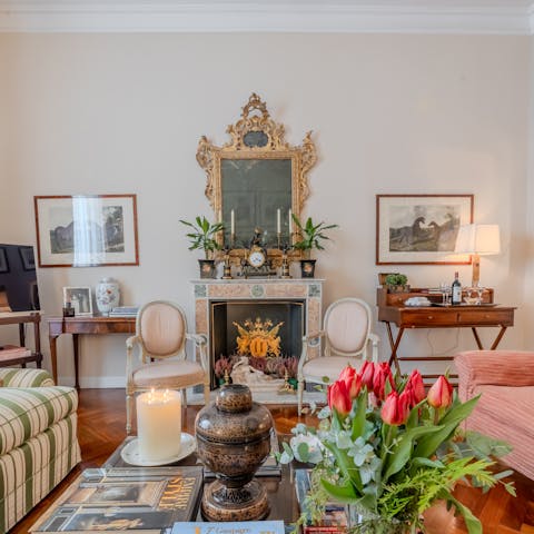 Relax like an Italian noble in the plush living space