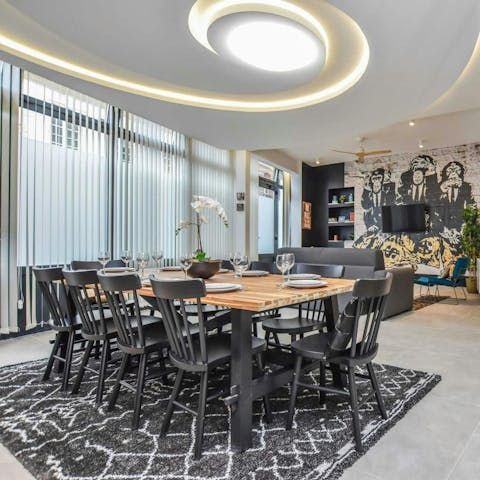 Choose from local restaurants or make use of the well-equipped kitchen