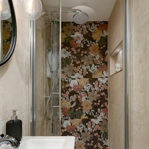 Refresh in the sleek, modern shower room