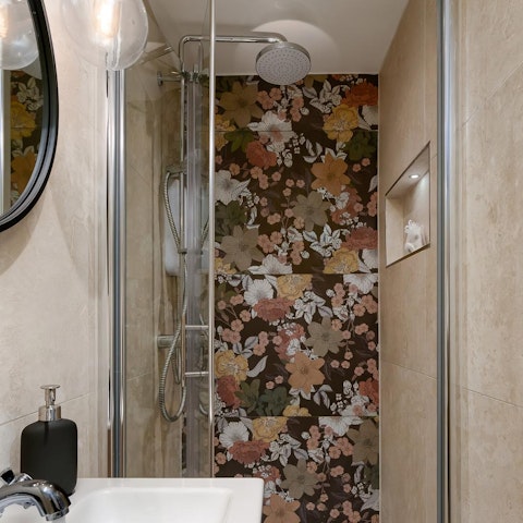Refresh in the sleek, modern shower room