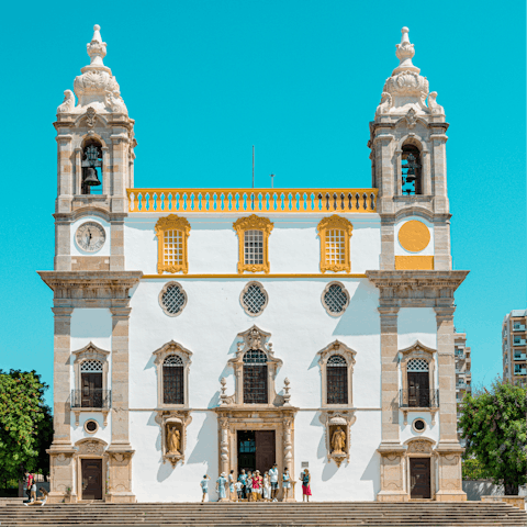 Discover Faro's fascinating history in its well-preserved old town, 20 minutes away