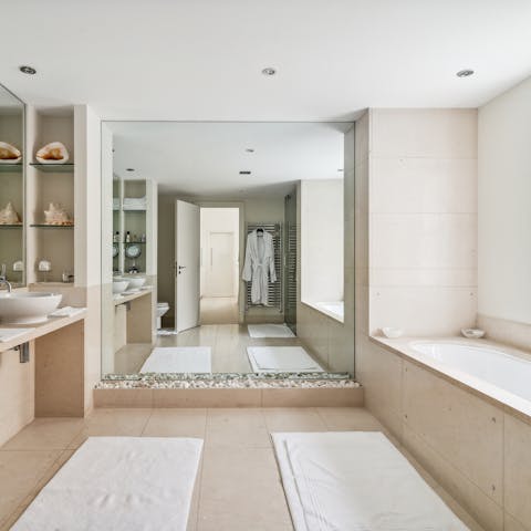 Get ready in the spa like bathrooms