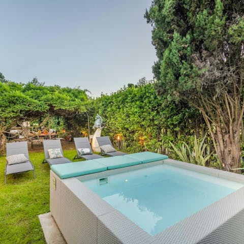 Relax in the Jacuzzi in the wrap-around garden