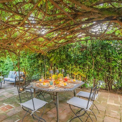 Enjoy romantic alfresco dinners under the Tuscan sky