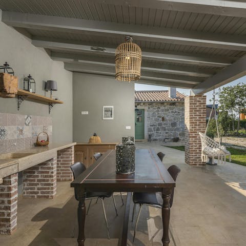 Enjoy alfresco meals at the dining table