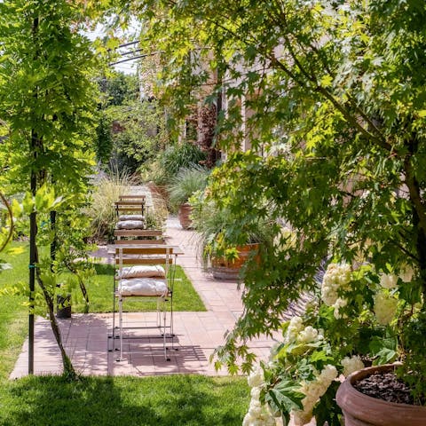 Enjoy the afternoon sun in the leafy garden