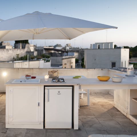 Whip up a tasty lunch on the rooftop terrace kitchen and get the drinks flowing under the sun