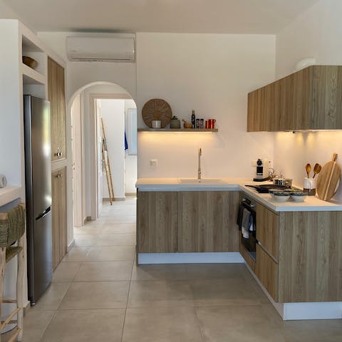 Cook Greek moussaka while listening to music via the Bluetooth audio system