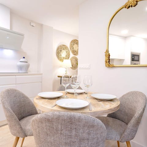 Sit down for your favourite tapas dishes around the dining table