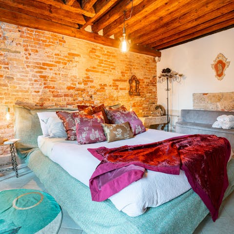 Enjoy the antique style of this charming Venetian home