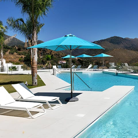 Sunbathe by the shared swimming pool on hot afternoons