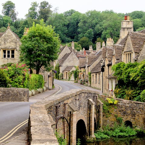 Explore the Cotswolds' picturesque villages, cottages and scenery by car
