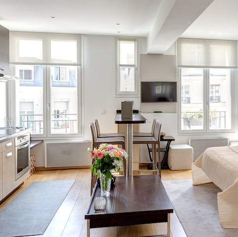 Enjoy your café au lait at the breakfast bar by the huge windows