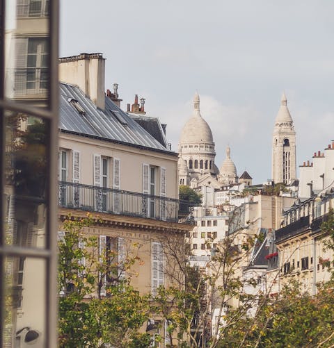 Take in romantic views of the Sacré Coeur from the living room