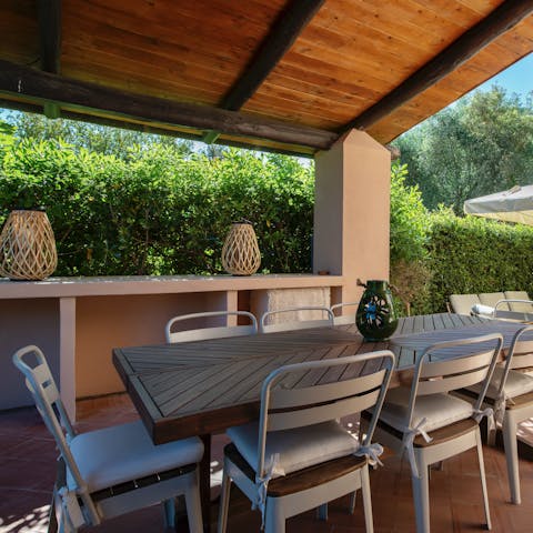 Dine alfresco on fresh seafood