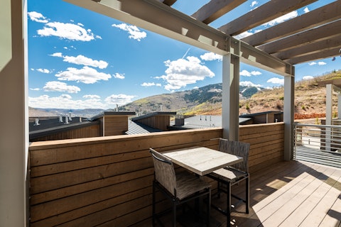Take breakfast with the mountain scenery spread out before you