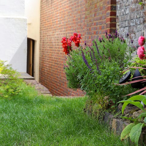 Get some fresh air in the garden with its lawn and flower borders