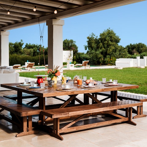 Share meals on the terrace, from breakfast to barbecues