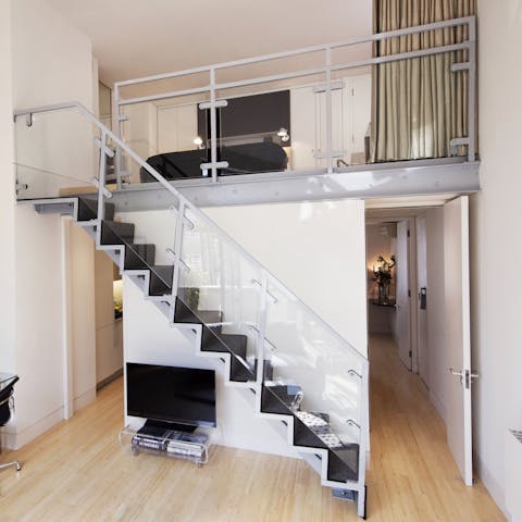 Wake up on the mezzanine floor to the glorious daylight