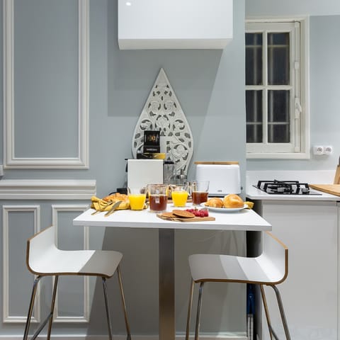 Savour your morning café au lait at the stylish breakfast bar