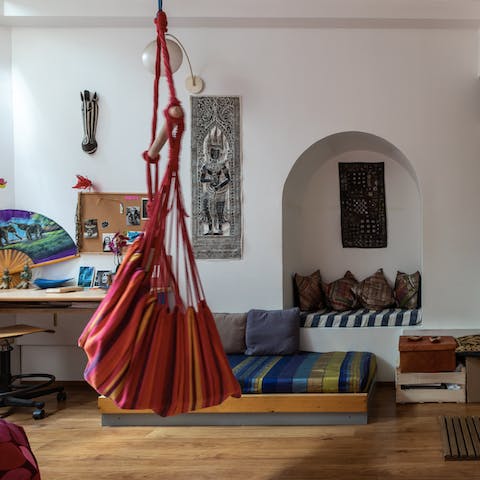 The swinging hammock