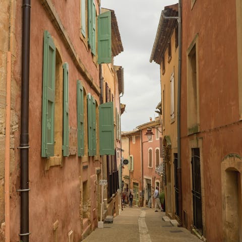 Discover the charms of Roussillon, twelve minutes away by car