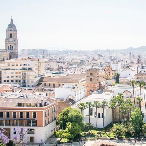 Explore this home’s location in the heart of Málaga, including the cathedral 600 metres away