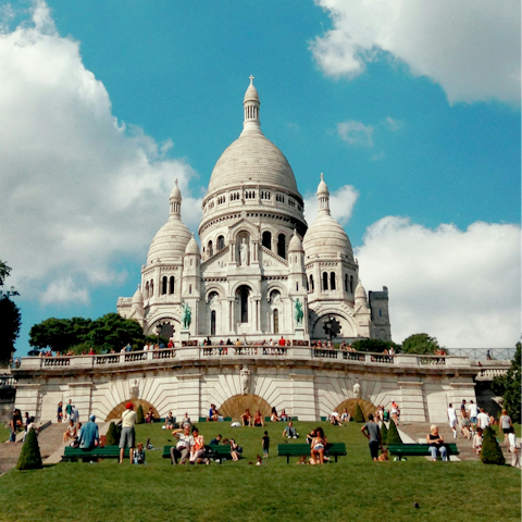 Take a stroll to Montmartre and admire the Sacré Coeur