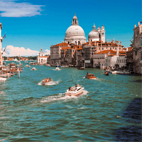 Explore Venice by vaporetto – the stops at Accademia, Giglio and Sant’Angelo are all within easy reach