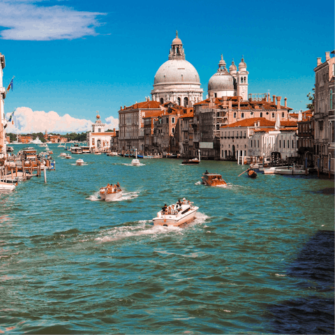 Explore Venice by vaporetto – the stops at Accademia, Giglio and Sant’Angelo are all within easy reach