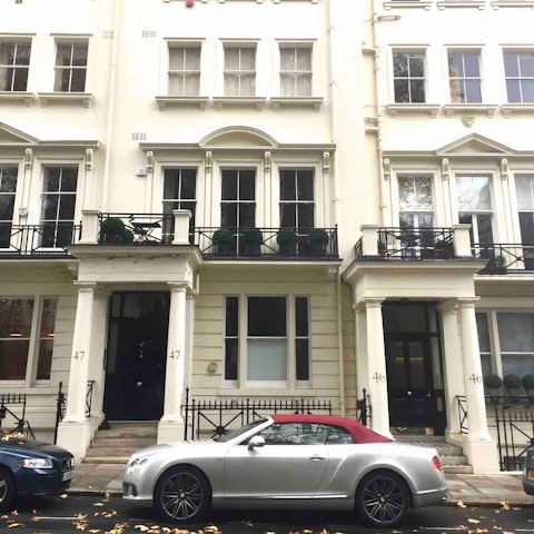 Immerse yourself in the city's iconic architecture in this classic London townhouse apartment