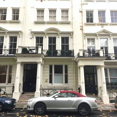 Immerse yourself in the city's iconic architecture in this classic London townhouse apartment