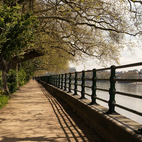 Base yourself in Fulham, right by the Thames Path
