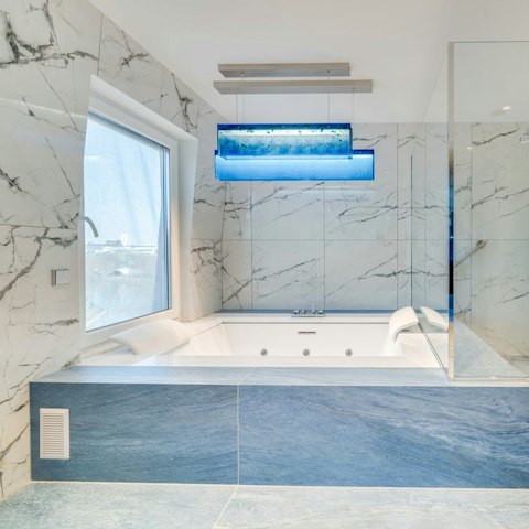 Sink into the spacious master ensuite jet bath after a long day of sightseeing