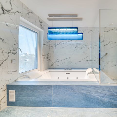 Sink into the spacious master ensuite jet bath after a long day of sightseeing