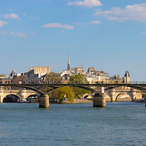 Enjoy the banks of the Seine right on your doorstep, with Île Saint-Louis mere minutes away