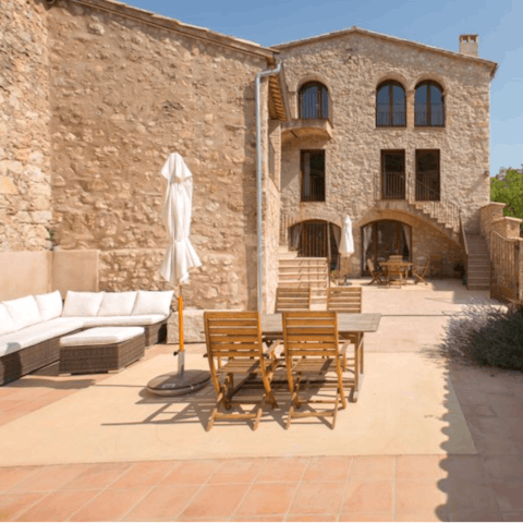 Rustle up sundowners and pad out into the communal terraces